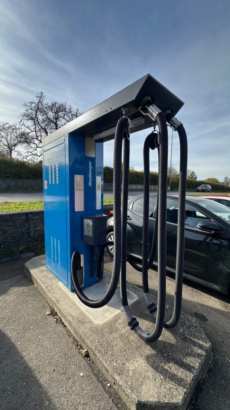 Blauer fester Autostaubsauger mit mehreren Schlauchanschlüssen.