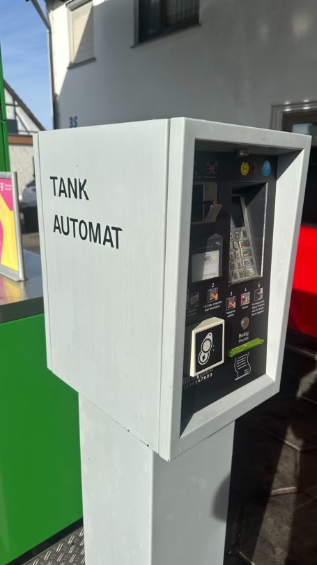 Tankautomat mit Bildschirm und Zahlungsoptionen für Kraftstoff.