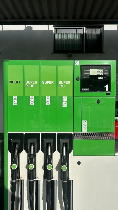 Tankstelle mit grünen Zapfsäulen für Diesel, Super Plus, E5 und E10.