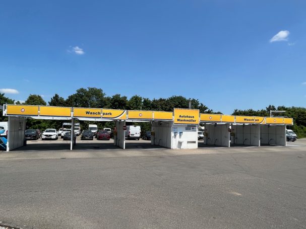 Gelbe Waschanlage mit sechs Stellplätzen